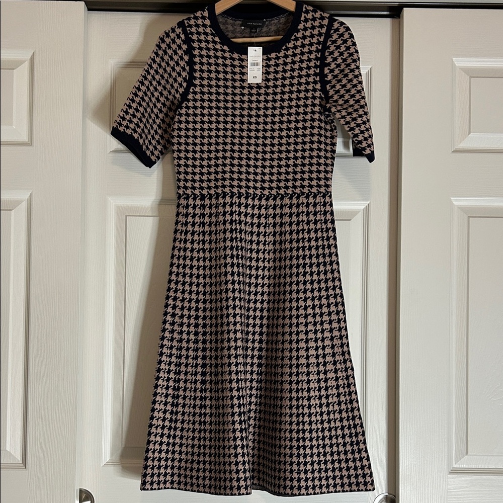 Ann Taylor Black and Beige Houndstooth Knit Fit and Flare Dress Size XS - Picture 2 of 10